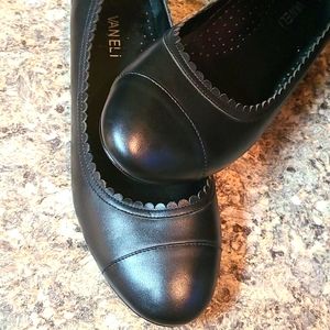Vaneli Cabot Flat Scalloped Edge Leather sz 9.5M